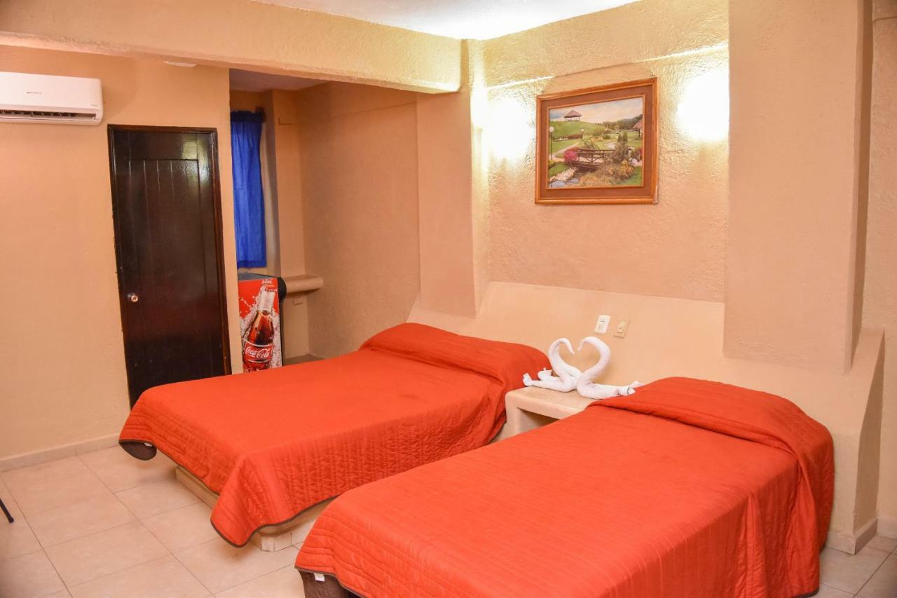 Hotel Gaby Inn Сиуатанехо Екстериор снимка